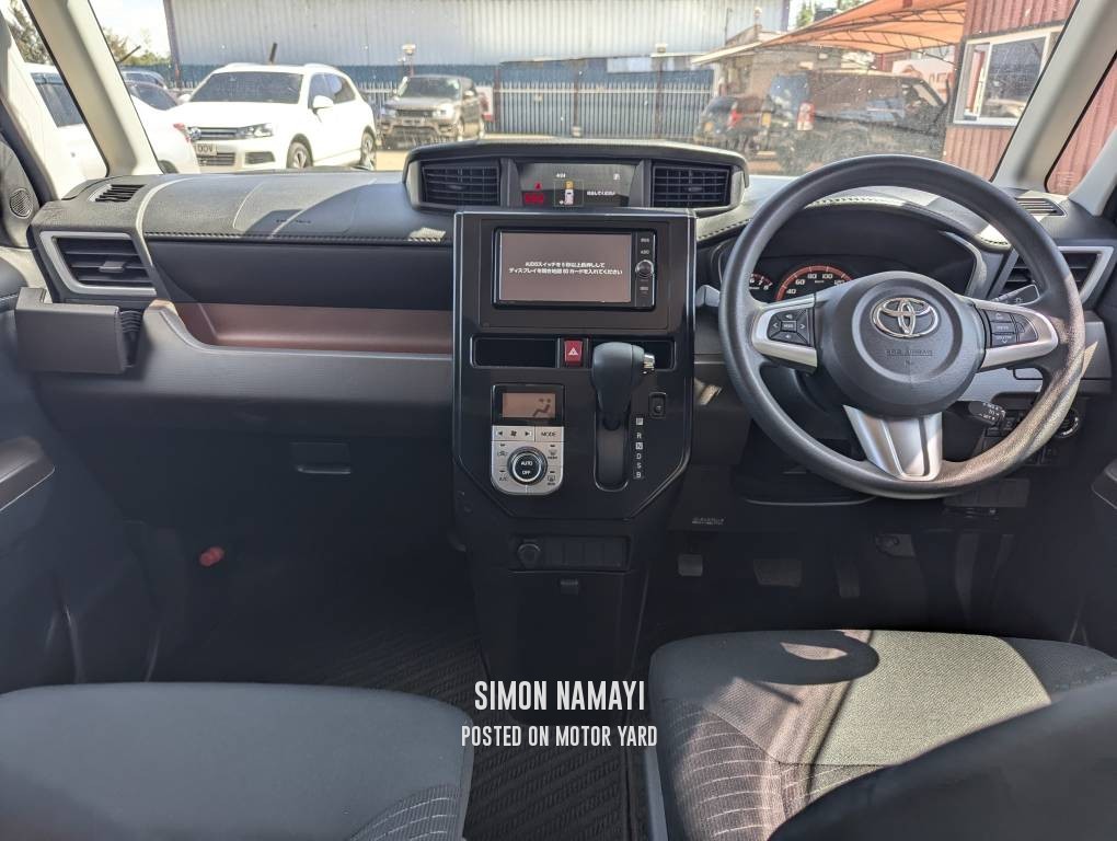 Toyota Roomy 2018 Red