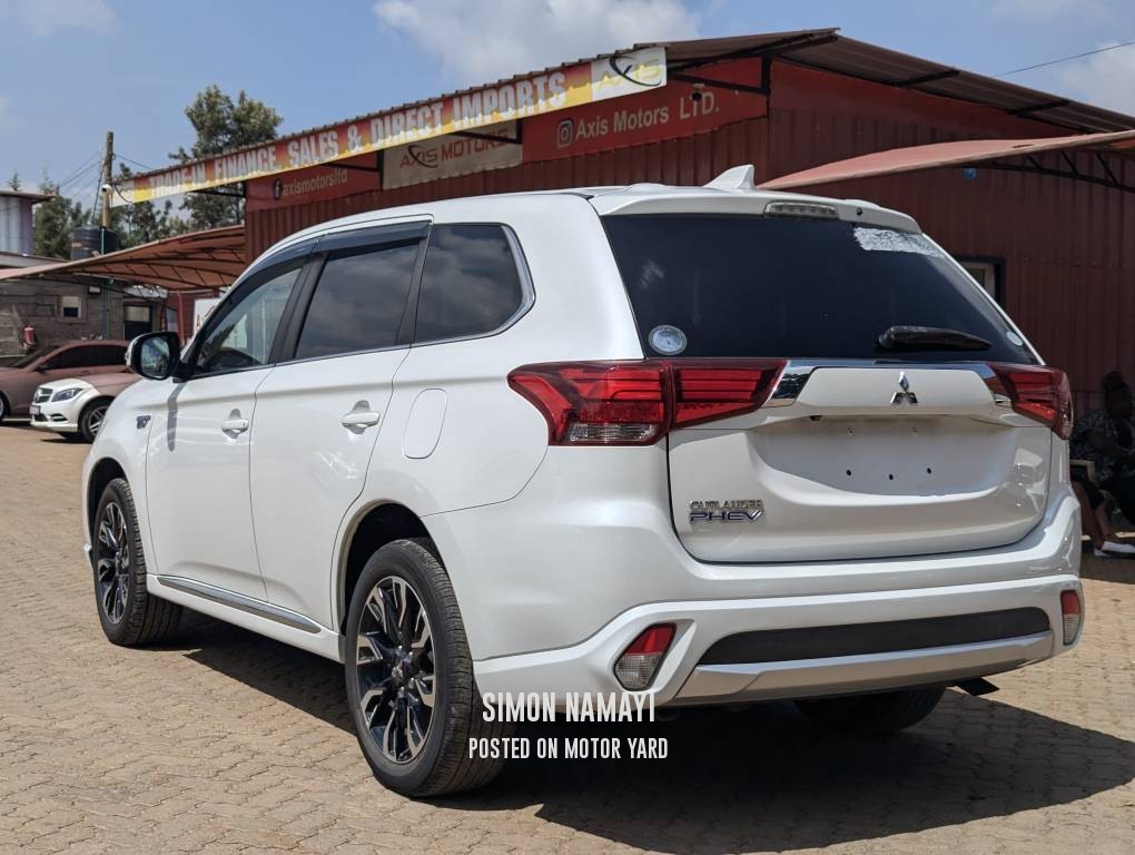 Mitsubishi Outlander PHEV 2017 White