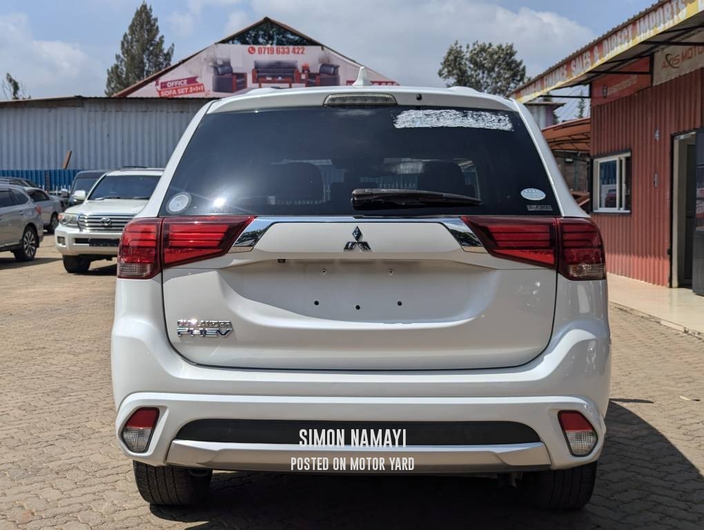 Mitsubishi Outlander PHEV 2017 White