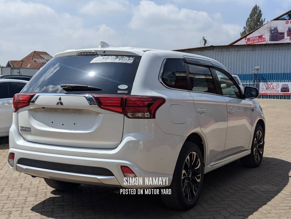 Mitsubishi Outlander PHEV 2017 White