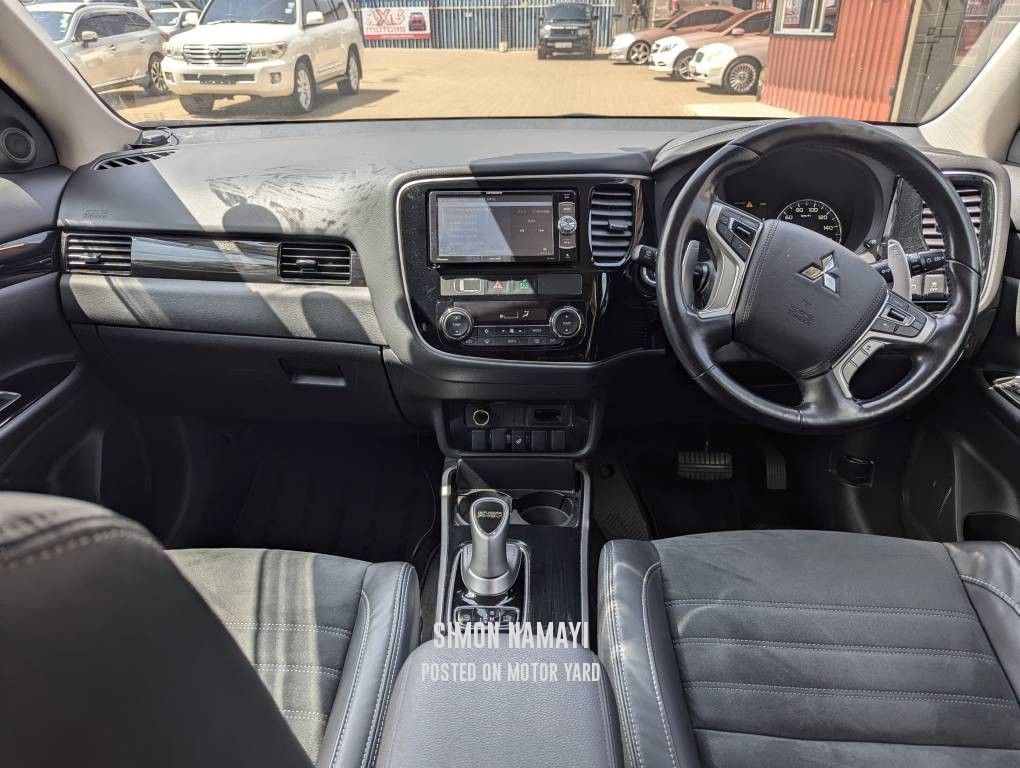 Mitsubishi Outlander PHEV 2017 White