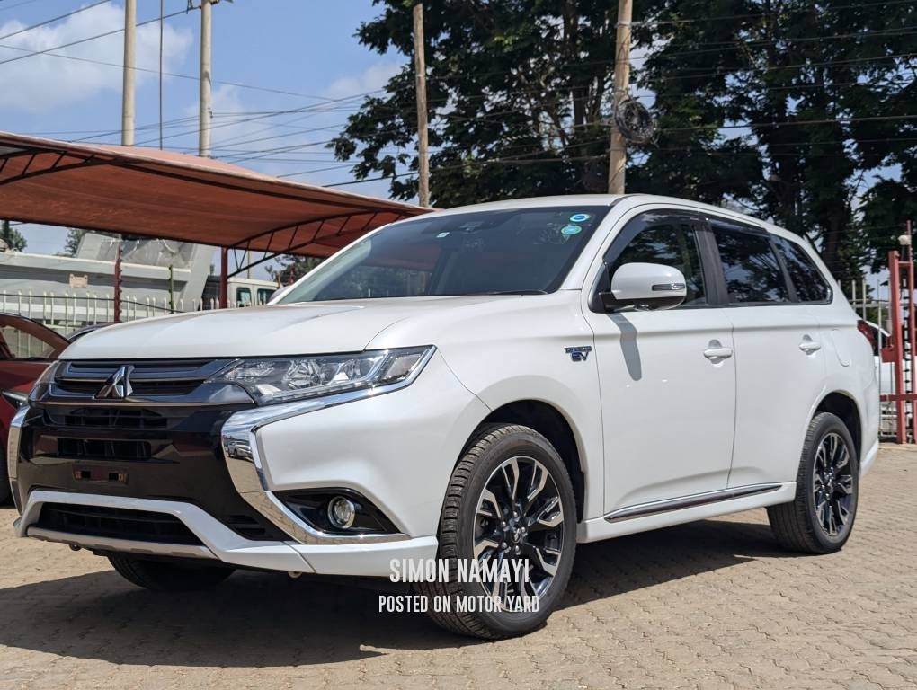 Mitsubishi Outlander PHEV 2017 White