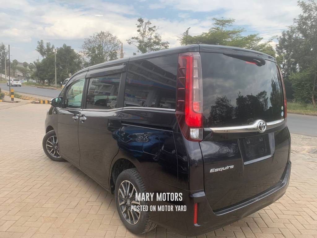 Toyota Esquire 2017 Purple