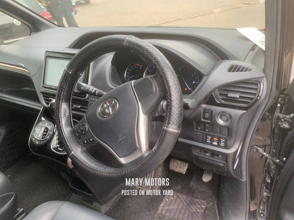 Toyota Esquire 2017 Purple