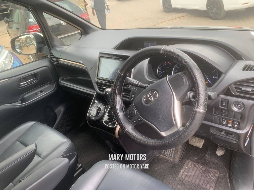 Toyota Esquire 2017 Purple