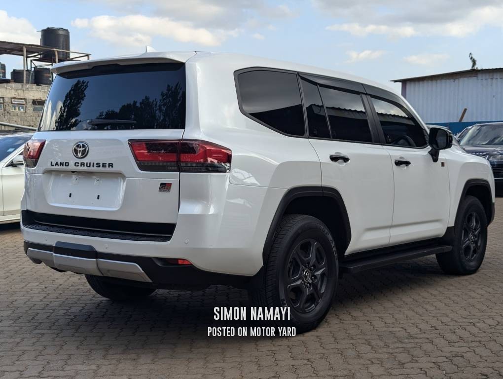 Toyota Land Cruiser Prado 2022 White