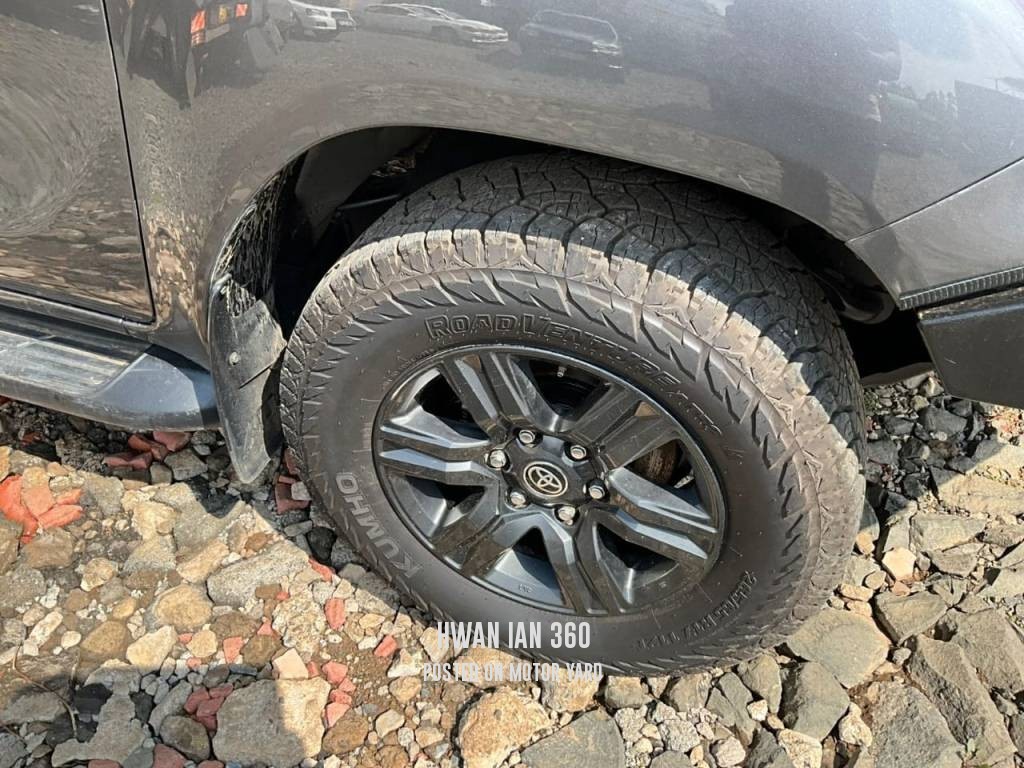 Toyota Hilux 2022 Black