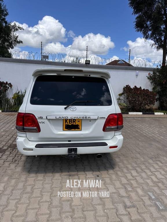 Toyota Land Cruiser 2010 White