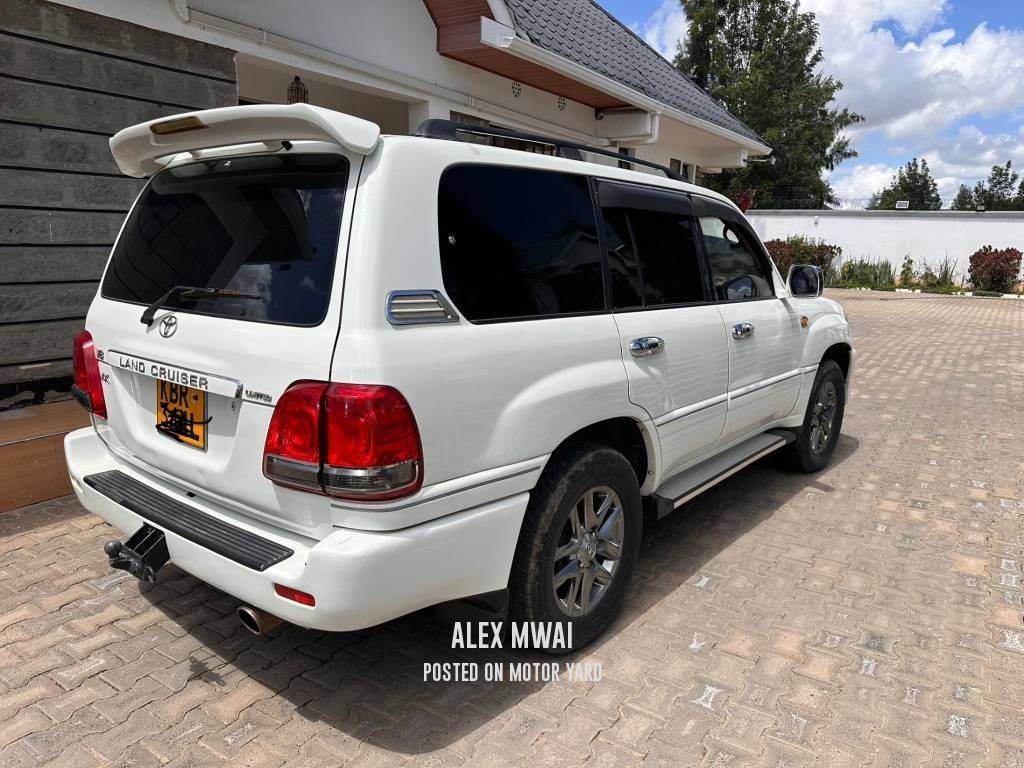 Toyota Land Cruiser 2010 White