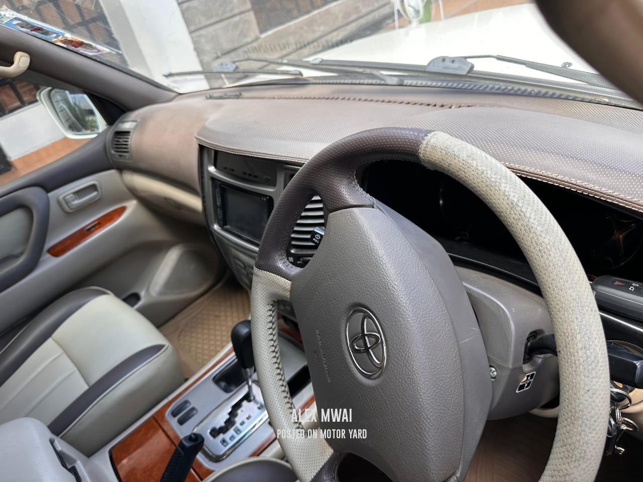 Toyota Land Cruiser 2010 White