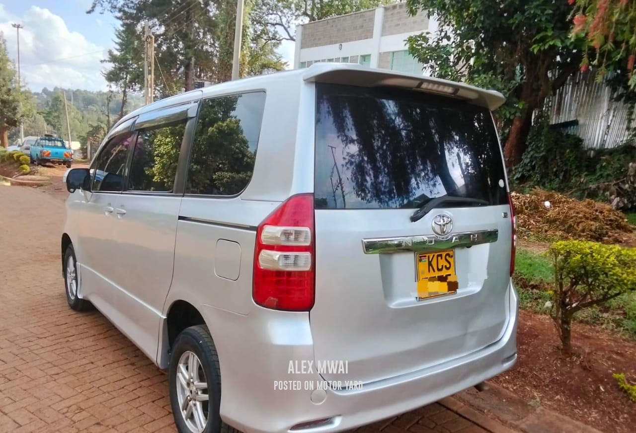 Toyota Noah 2012 Silver