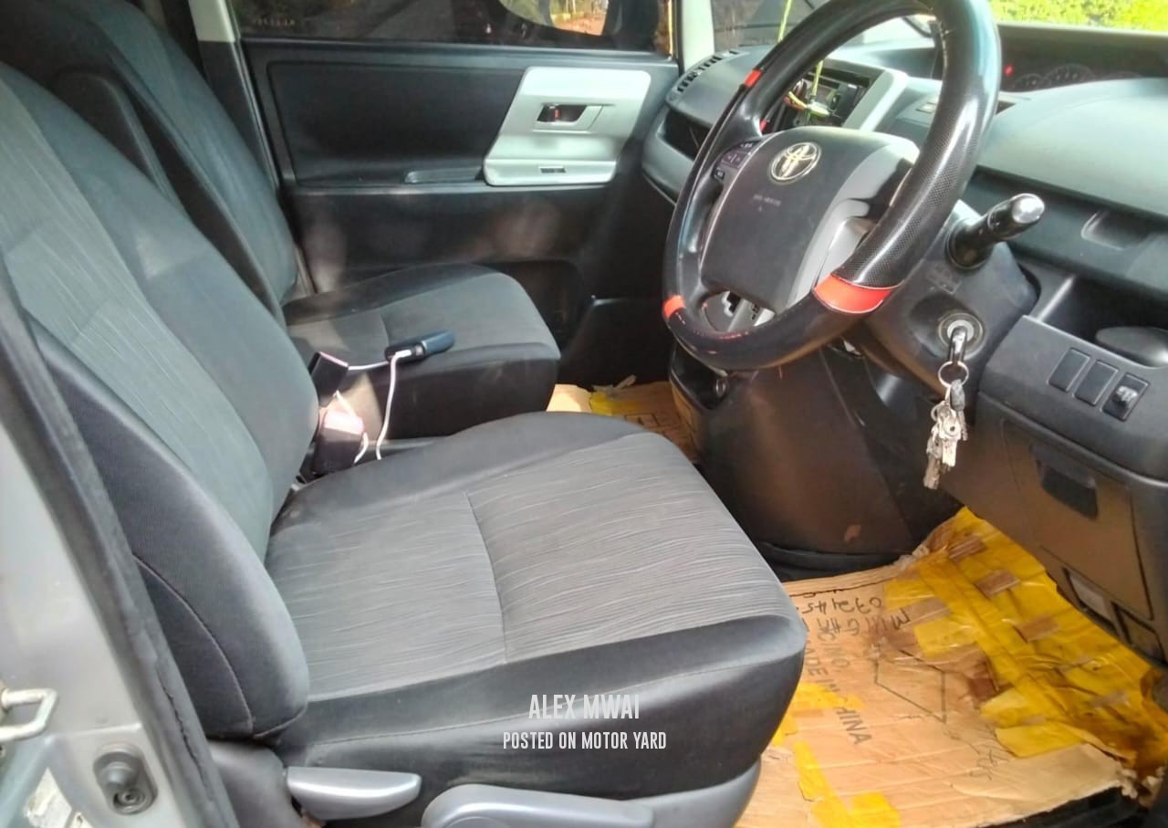 Toyota Noah 2012 Silver