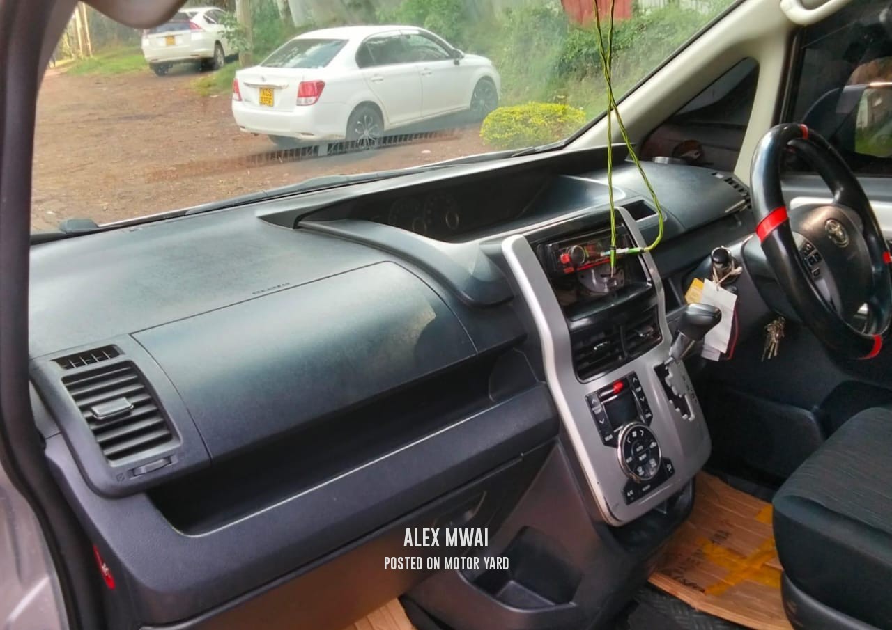 Toyota Noah 2012 Silver