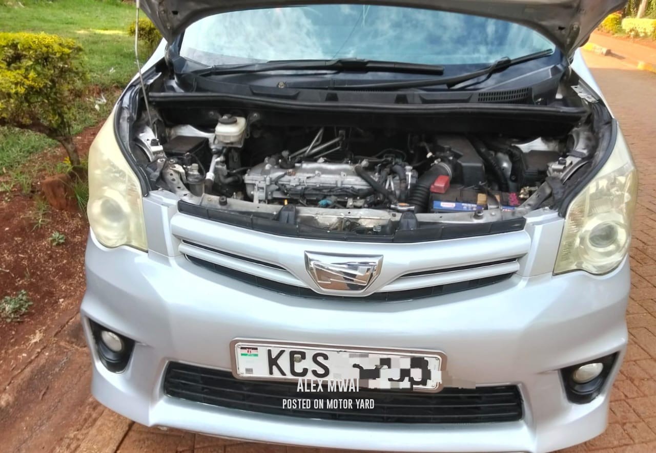 Toyota Noah 2012 Silver