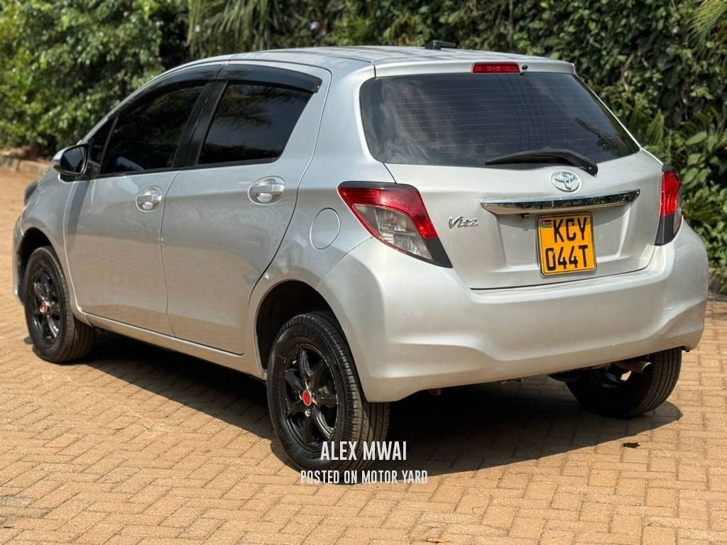 Toyota Vitz 2013 Silver