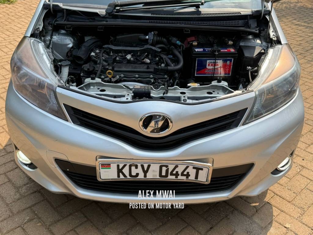 Toyota Vitz 2013 Silver