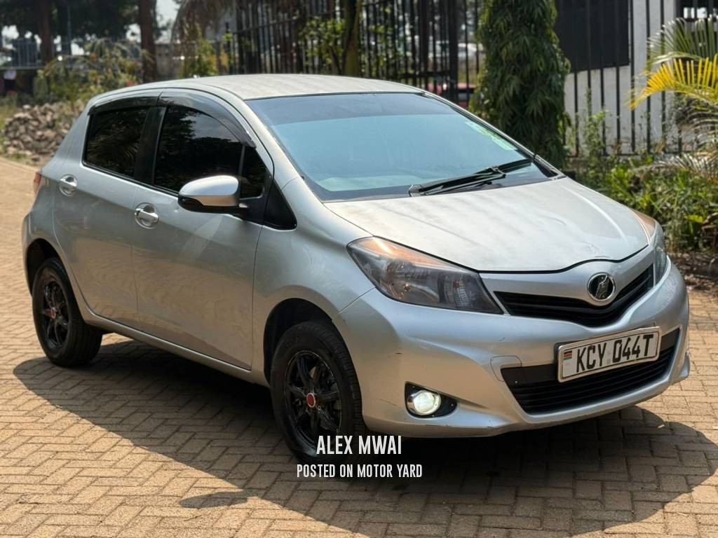 Toyota Vitz 2013 Silver
