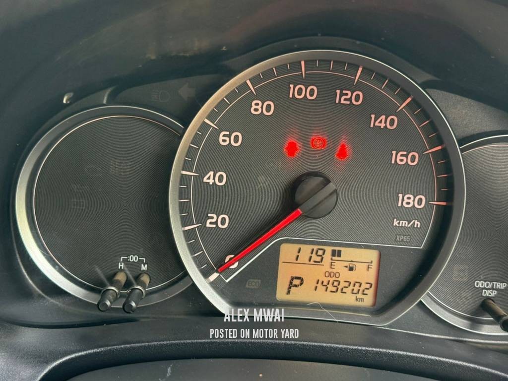 Toyota Vitz 2013 Silver