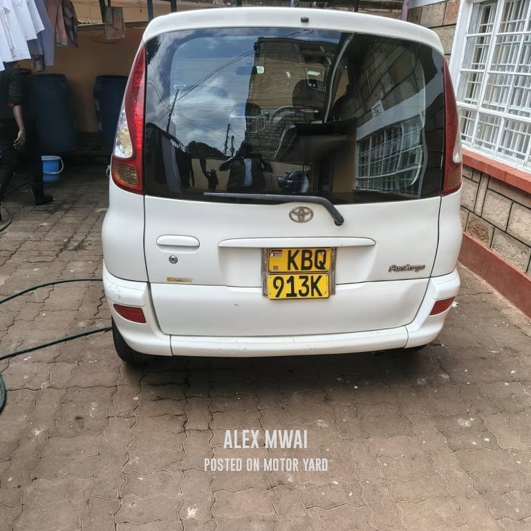 Toyota FunCargo 2006 White
