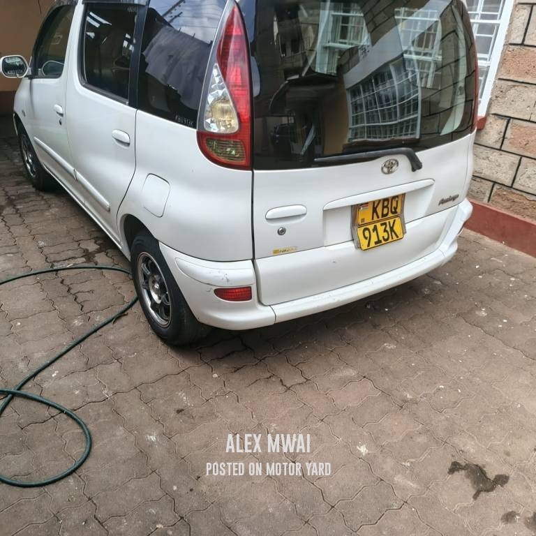 Toyota FunCargo 2006 White