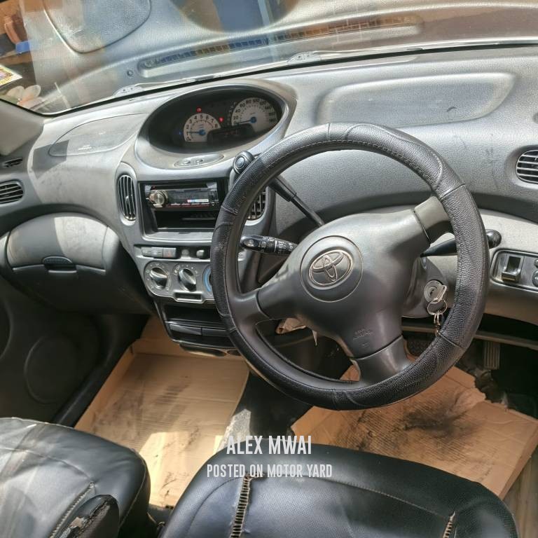 Toyota FunCargo 2006 White