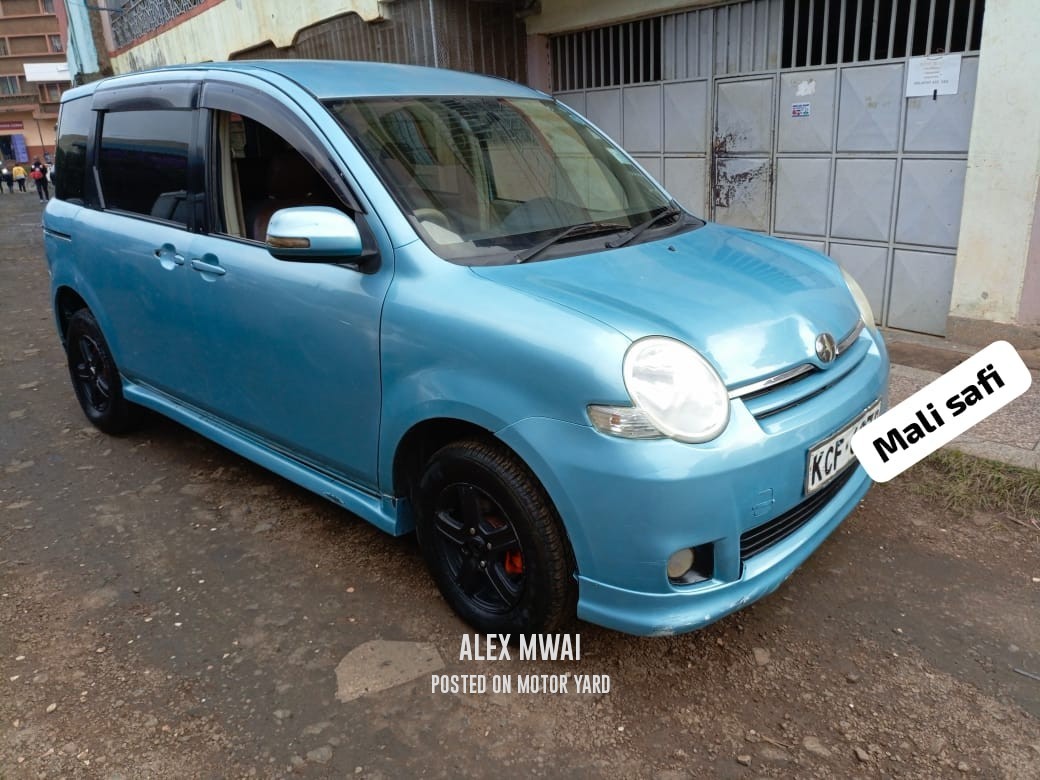 Toyota Sienta 2012 Blue