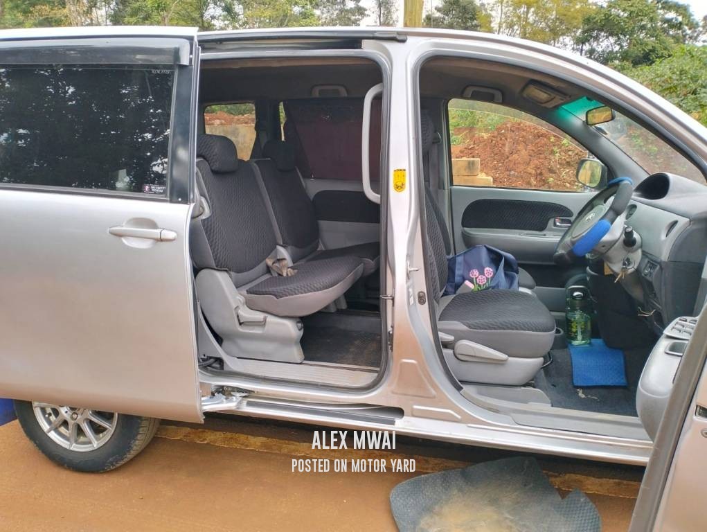 Toyota Sienta 2012 Grey