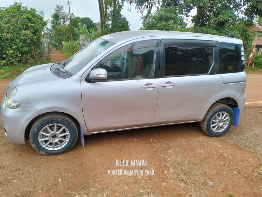 Toyota Sienta 2012 Grey