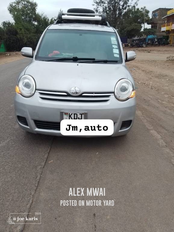 Toyota Sienta 2012 Silver