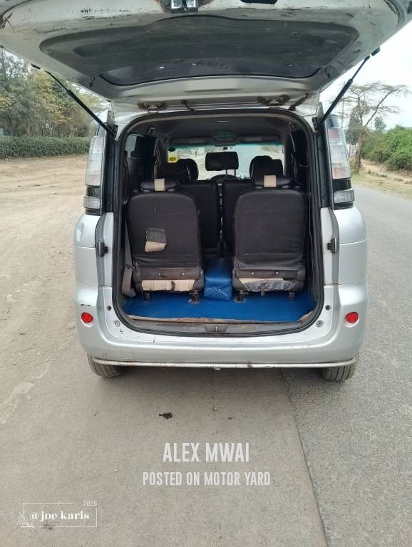 Toyota Sienta 2012 Silver