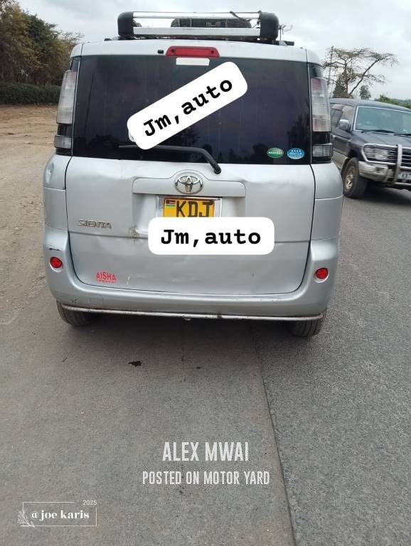 Toyota Sienta 2012 Silver