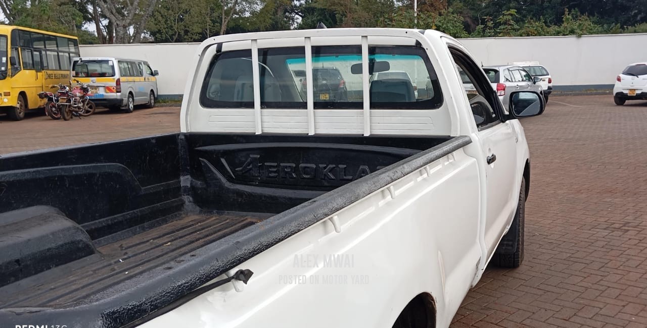 Toyota Hilux Vigo S/Cab 2016 White