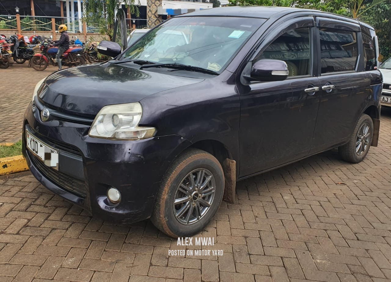 Toyota Sienta 2012 Grey