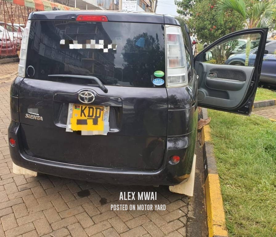 Toyota Sienta 2012 Grey