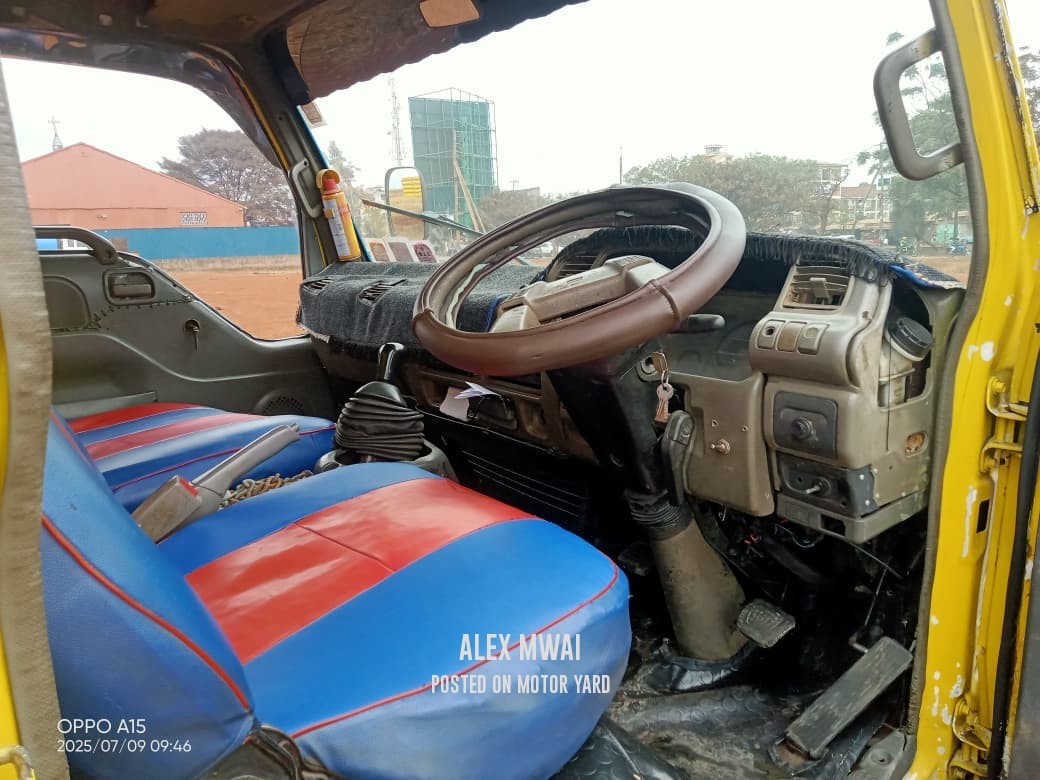 Isuzu NPR 2013 Yellow