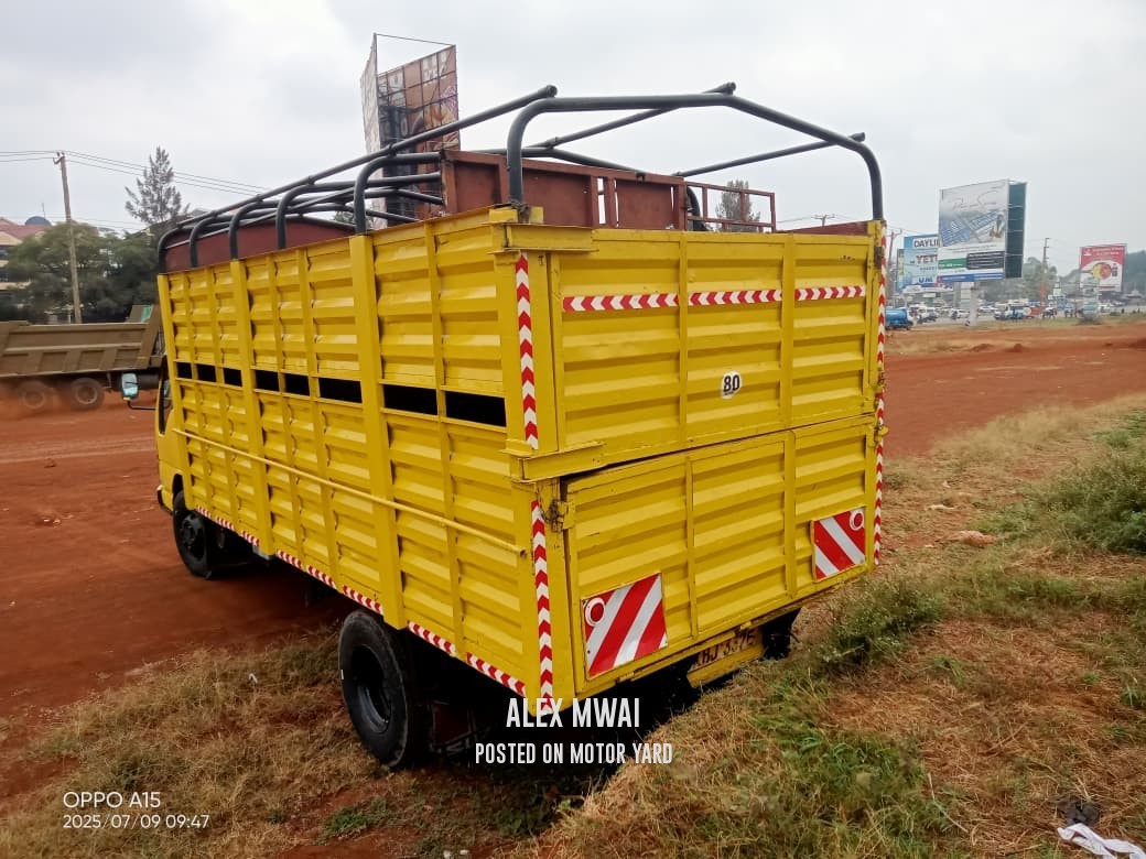 Isuzu NPR 2013 Yellow