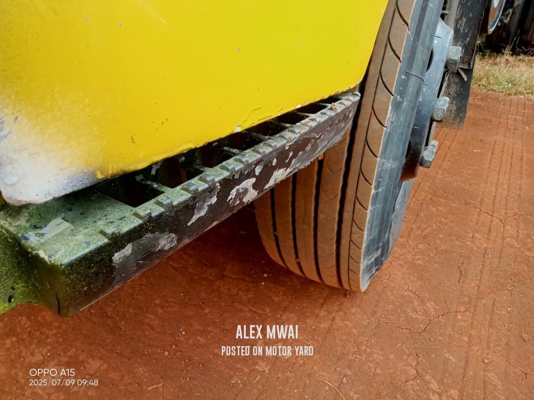 Isuzu NPR 2013 Yellow