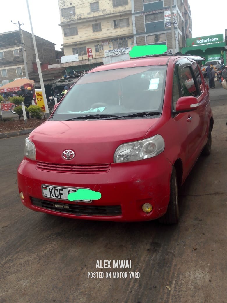 Toyota Porte 2012 Red