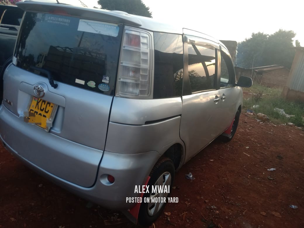 Toyota Sienta 2012 Silver