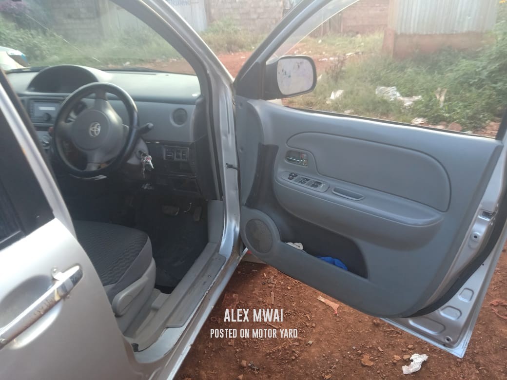 Toyota Sienta 2012 Silver