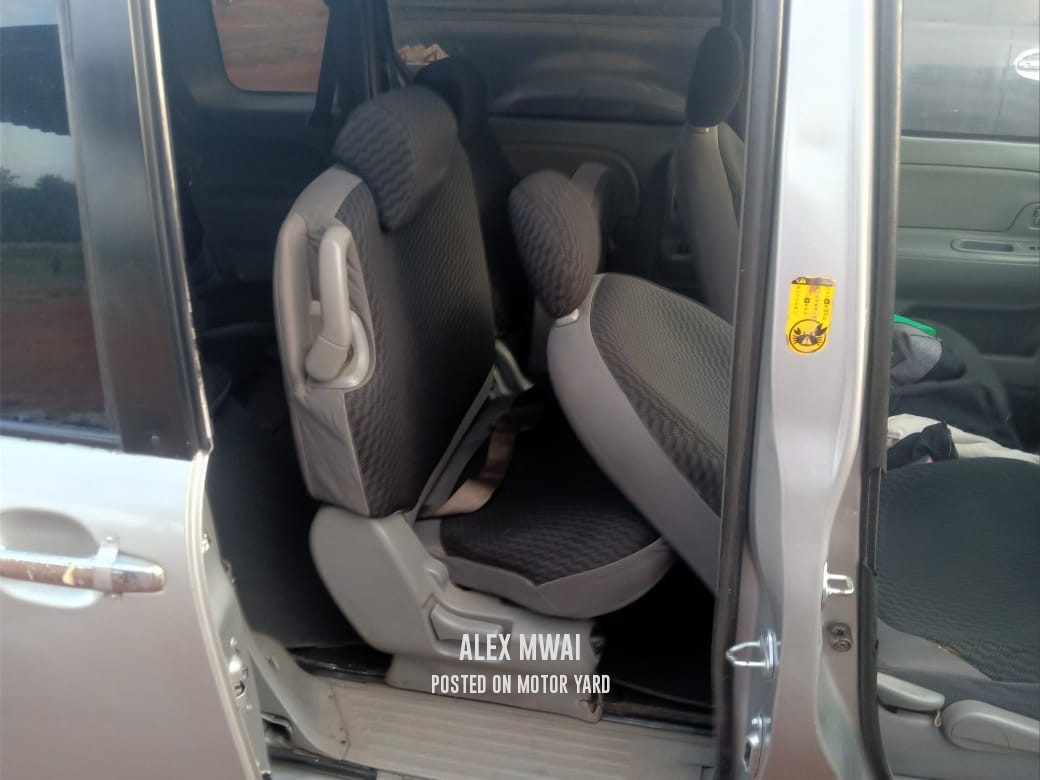 Toyota Sienta 2012 Silver