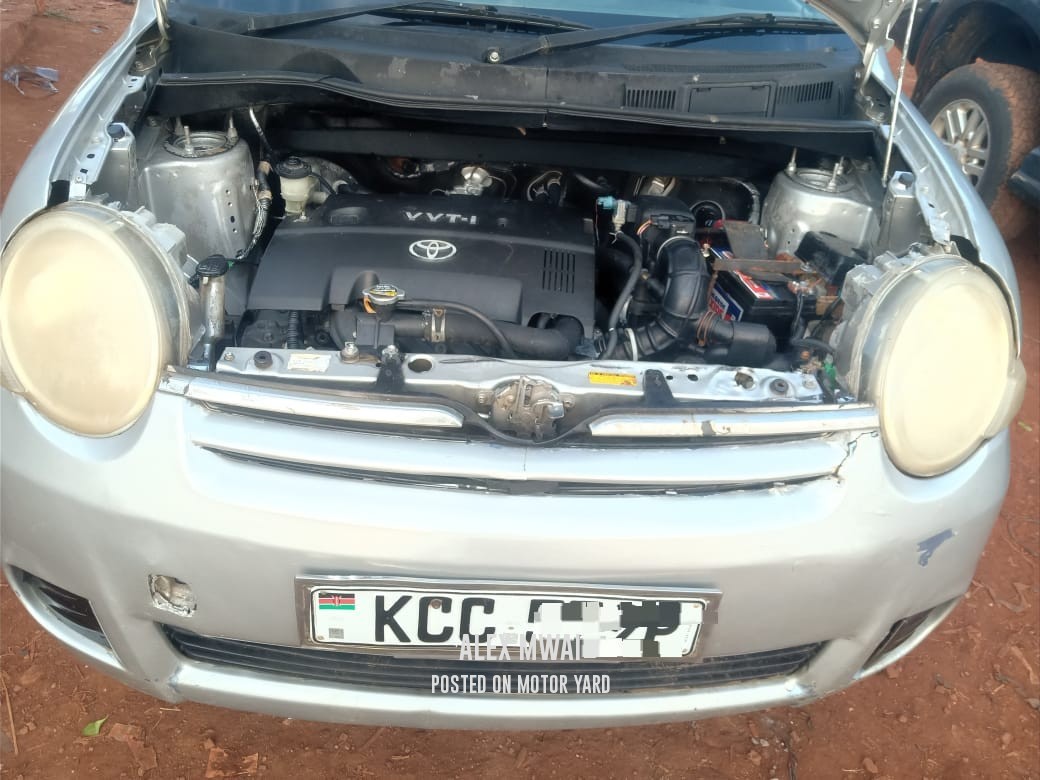 Toyota Sienta 2012 Silver