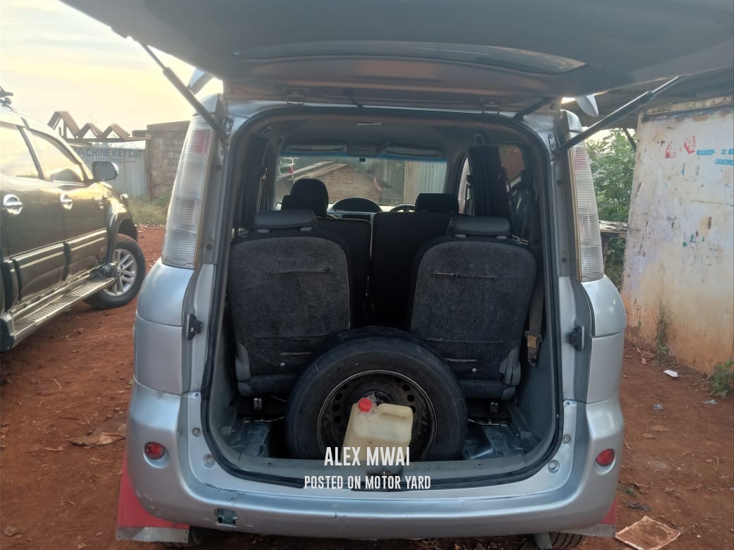Toyota Sienta 2012 Silver