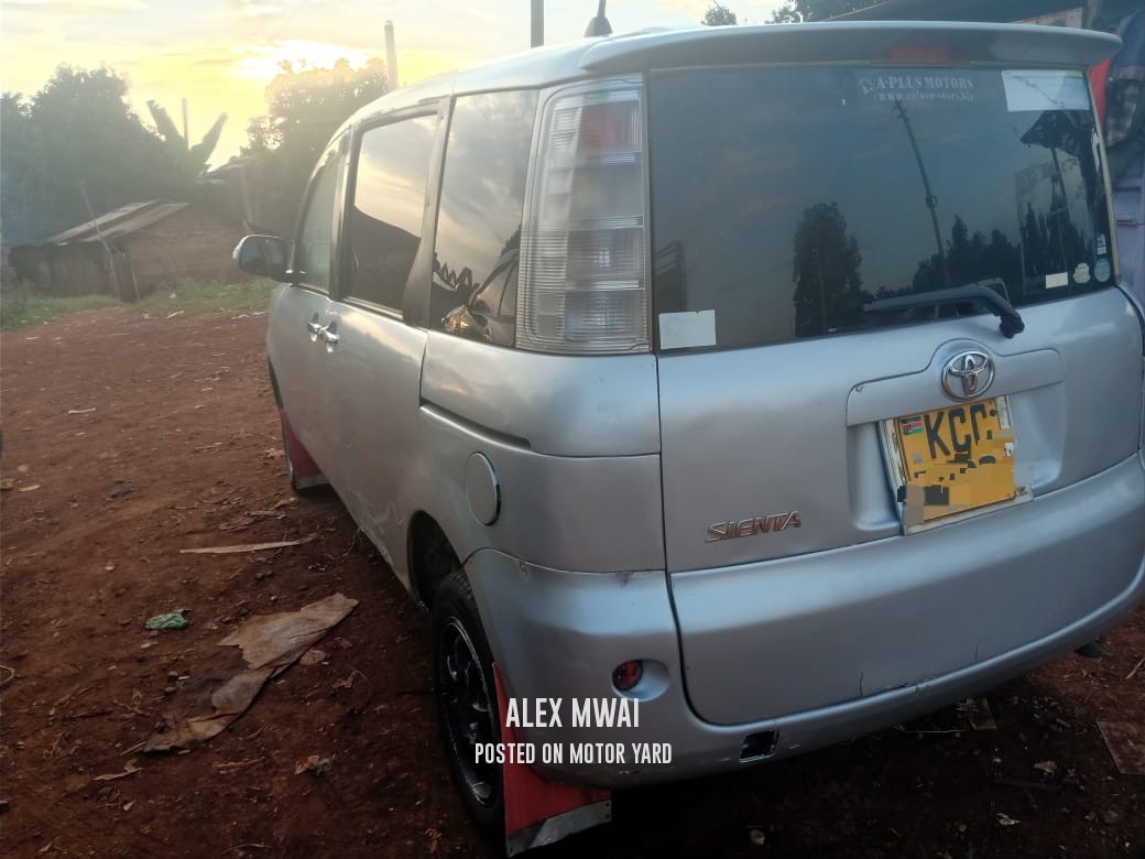 Toyota Sienta 2012 Silver