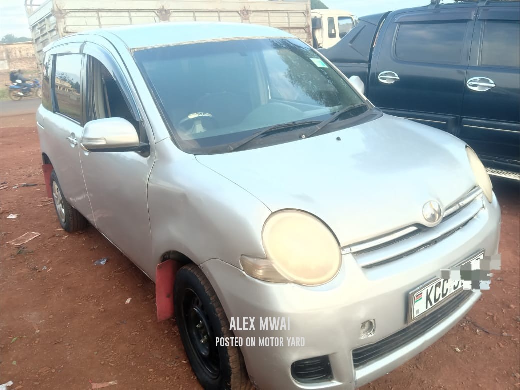 Toyota Sienta 2012 Silver