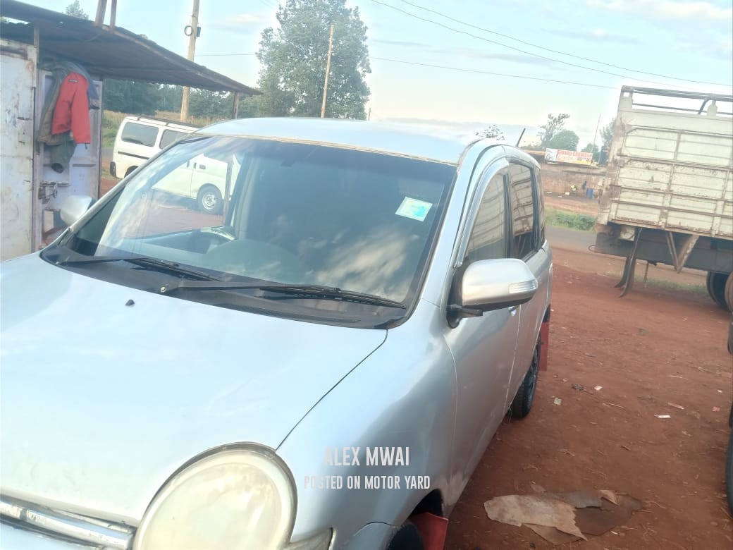 Toyota Sienta 2012 Silver