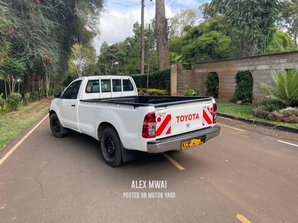 Toyota Hilux Vigo S/Cab 2011 White