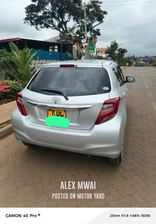 Toyota Vitz 2015 Silver