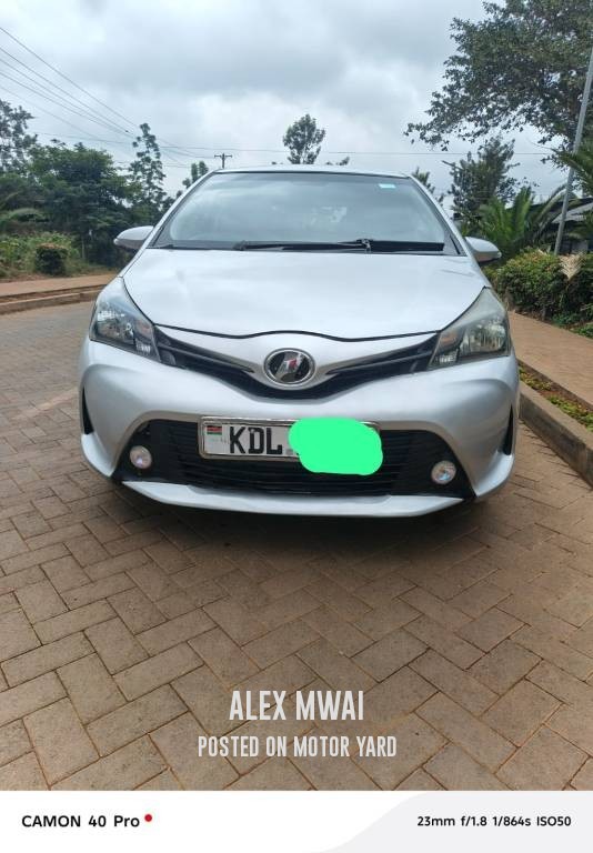 Toyota Vitz 2015 Silver