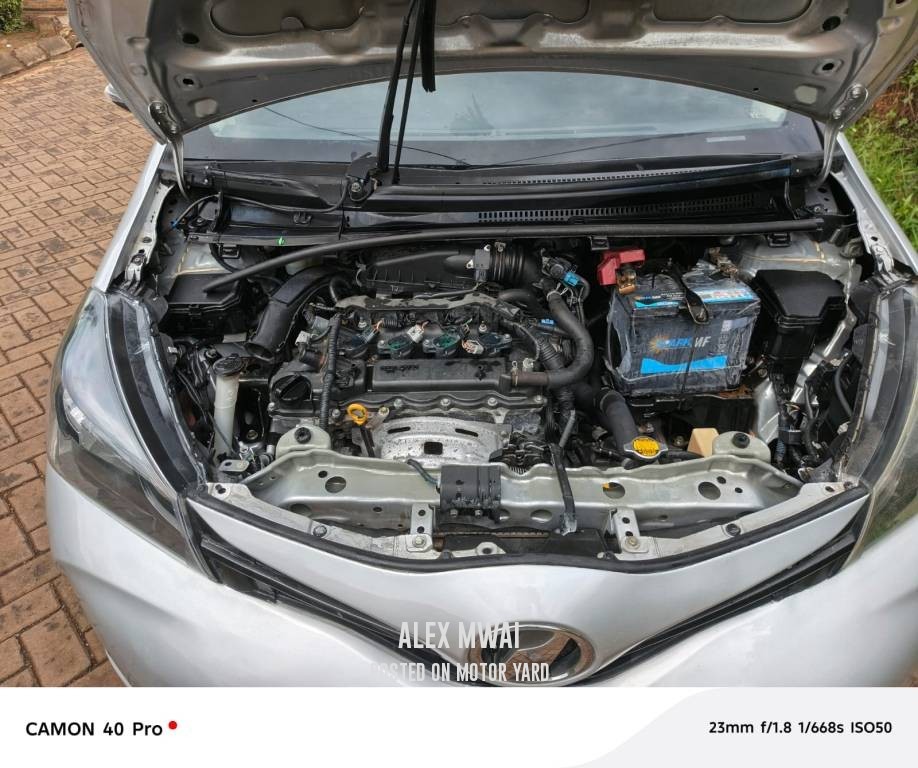 Toyota Vitz 2015 Silver